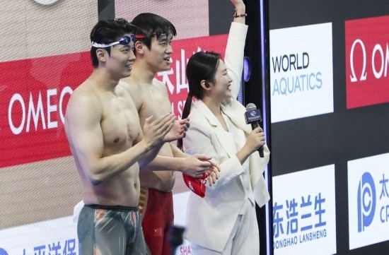  10月18日，汪順（左）和潘展樂(lè)在男子100米混合泳決賽后。新華社記者 方喆 攝