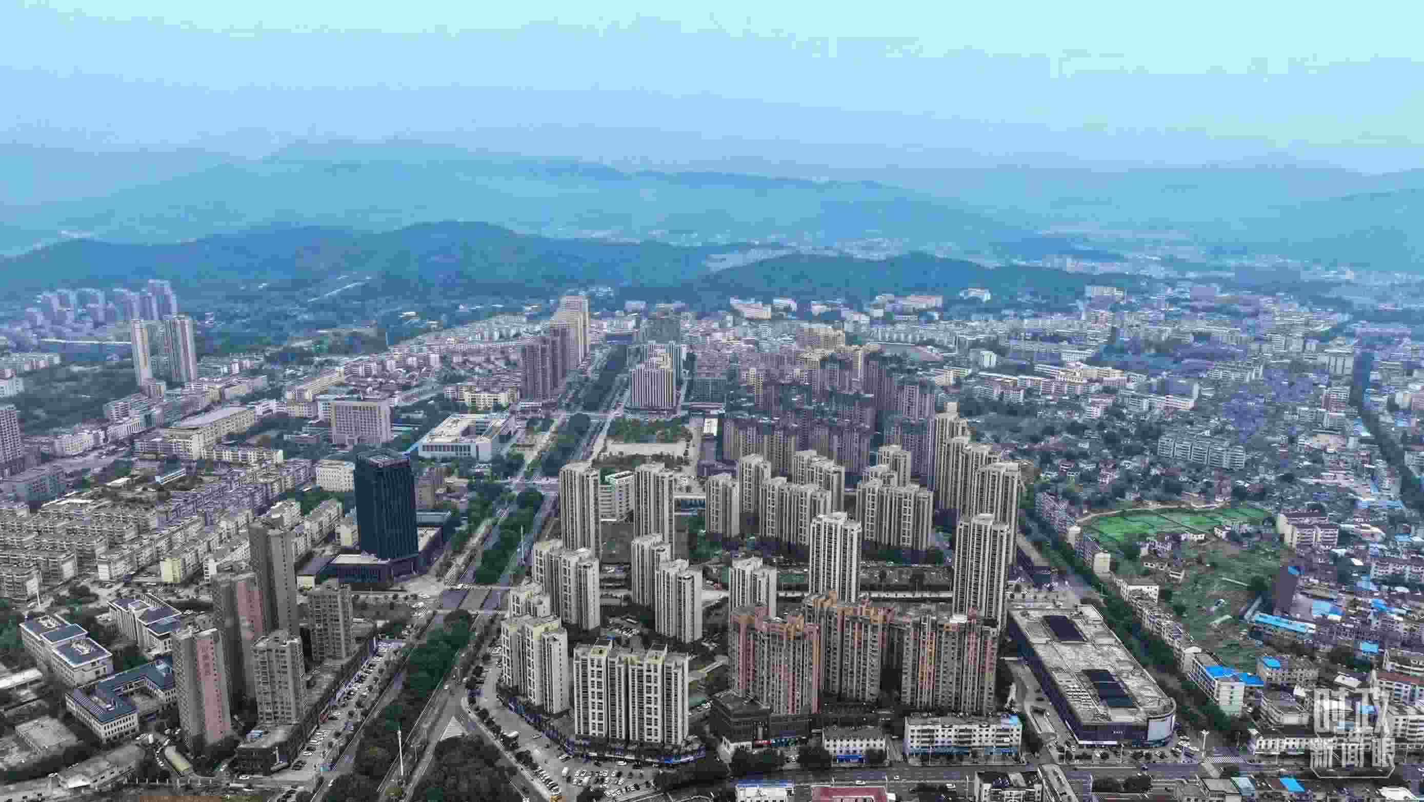 △俯瞰桐城市。（總臺(tái)記者葛啟文拍攝）