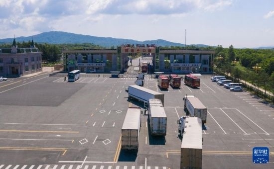 2019年6月22日，往返于中國和俄羅斯的貨車在中俄琿春口岸前排隊等待通關（無人機照片）。