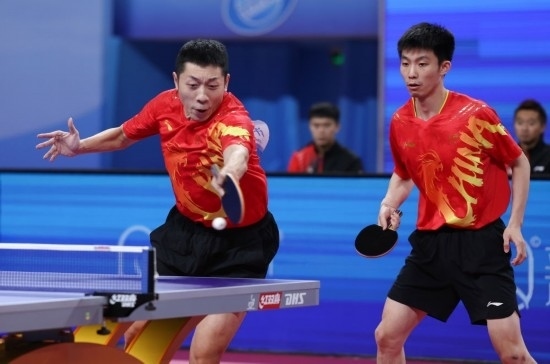 10月18日，上海隊(duì)組合許昕（左）/周愷在雙打比賽中。他們3:0戰(zhàn)勝福建隊(duì)組合曾蓓勛/陳俊菘。新華社記者 王楷焱 攝