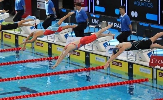 10月18日，中國(guó)選手張雨霏（右二）在女子50米自由泳預(yù)賽中出發(fā)。新華社記者 方喆 攝