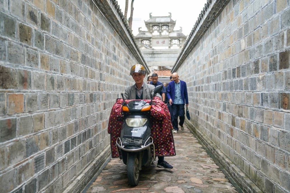 ↑市民在安徽省安慶市桐城市六尺巷通行。