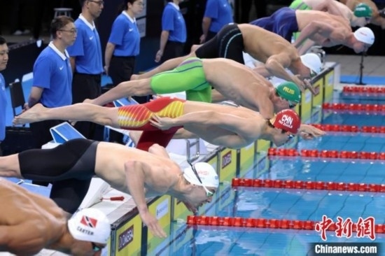 10月19日晚，2024年世界泳聯(lián)游泳世界杯上海站結(jié)束第二個(gè)比賽日的爭(zhēng)奪。圖為中國選手潘展樂(左三)在男子100米自由泳決賽中。 中新社記者 湯彥俊 攝