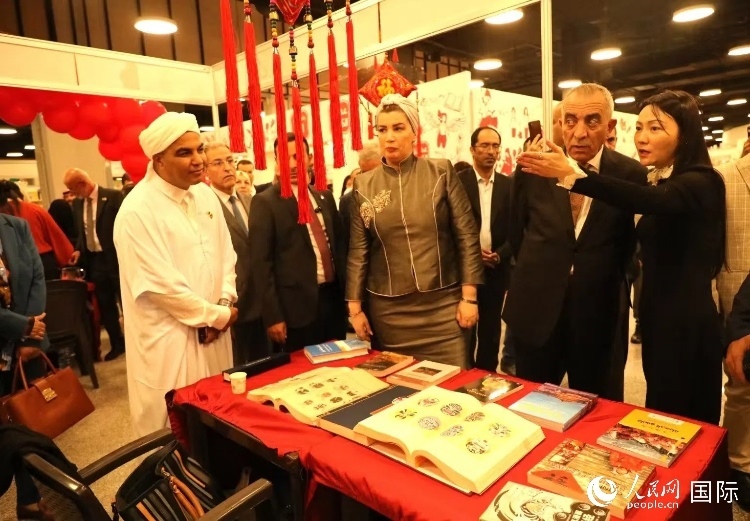 第二十三屆約旦安曼國際書展于10月10日至19日在約旦展覽中心舉行，約旦政府和民間各界人士在中國展臺翻閱圖書，熱烈交流互動，感受中華文化之美。人民網(wǎng)記者 李瀟攝