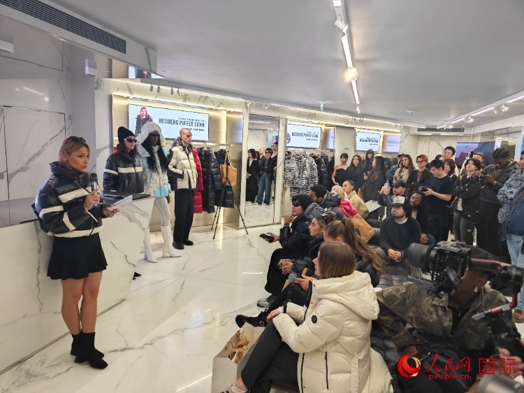 英國時尚博主分享自己的穿搭心得。人民網(wǎng)記者 邢雪攝