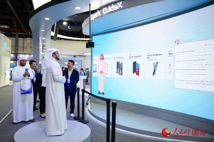 觀眾在科大訊飛展臺與虛擬人對話。人民網(wǎng) 塔里克·易卜拉欣攝