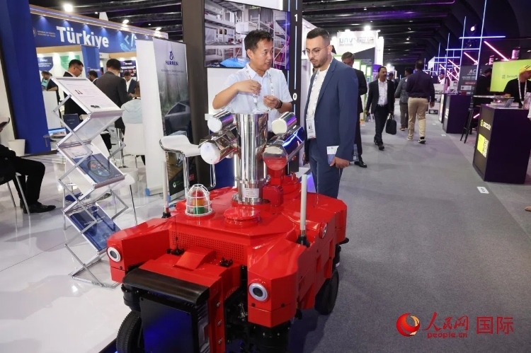 觀眾了解北京眸視科技有限公司研發(fā)的巡檢機(jī)器人。人民網(wǎng)記者 任皓宇攝