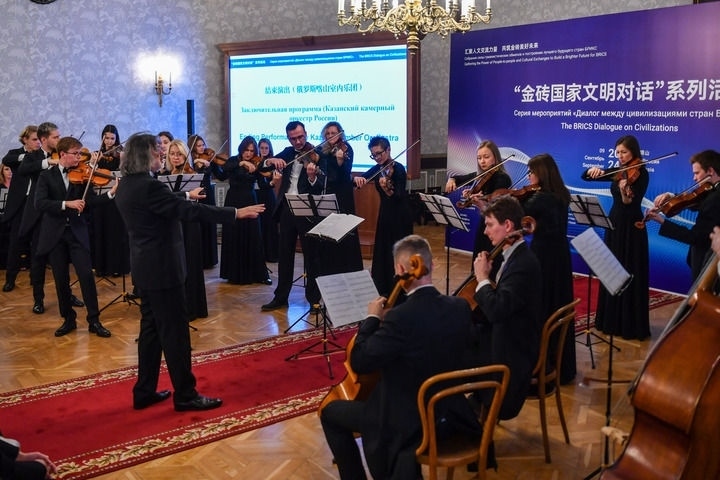 2024年9月24日，在俄羅斯喀山，俄羅斯喀山室內(nèi)樂(lè)團(tuán)演奏傳統(tǒng)曲目?！敖鸫u國(guó)家文明對(duì)話”系列活動(dòng)24日在俄羅斯喀山舉行，來(lái)自中國(guó)、俄羅斯、巴西、印度、南非、伊朗等金磚國(guó)家的相關(guān)機(jī)構(gòu)、各領(lǐng)域?qū)＜覍W(xué)者及青年代表等300多人參加。新華社記者 曹陽(yáng) 攝