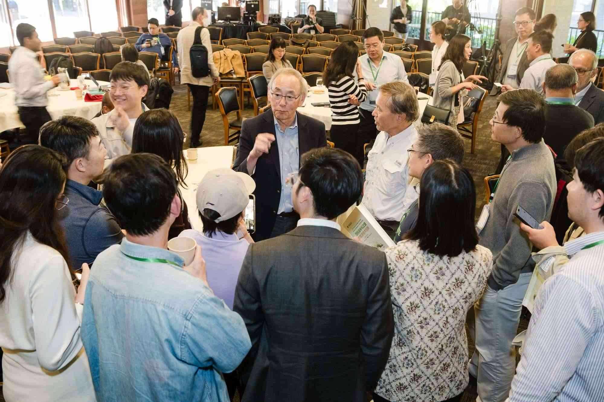 美國前能源部長、諾獎得主朱棣文教授在會場與參會者交流。馮超攝