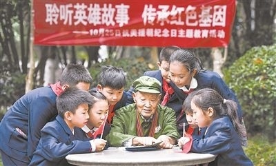 圖為89歲的抗美援朝老兵楊克美在向孩子們講述英雄故事。徐偉攝
