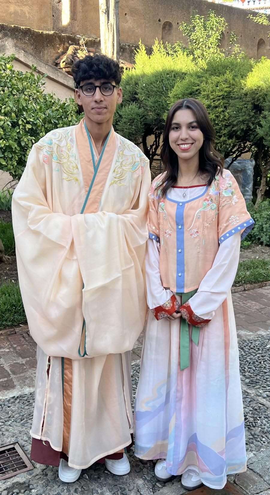 兩位青年試穿中國(guó)古代服裝。拉巴特中國(guó)文化中心供圖