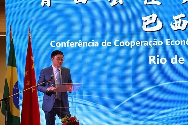 浙江省僑聯(lián)副主席兼巴西華人文化交流協(xié)會(huì)榮譽(yù)主席尹霄敏在活動(dòng)現(xiàn)場(chǎng)致辭。人民網(wǎng)記者 陳海琪攝