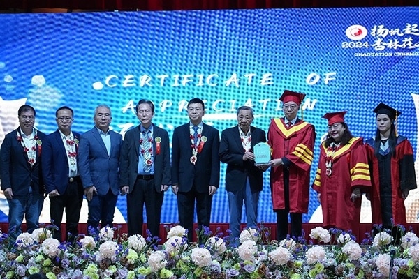 菲律賓首家中醫(yī)學(xué)院——岐黃中醫(yī)學(xué)院在馬尼拉舉行首屆畢業(yè)典禮。人民網(wǎng)記者 樊帆攝