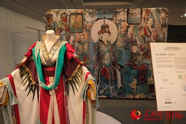 壁畫服飾的實物復刻展示。人民網(wǎng)記者 尚凱元攝