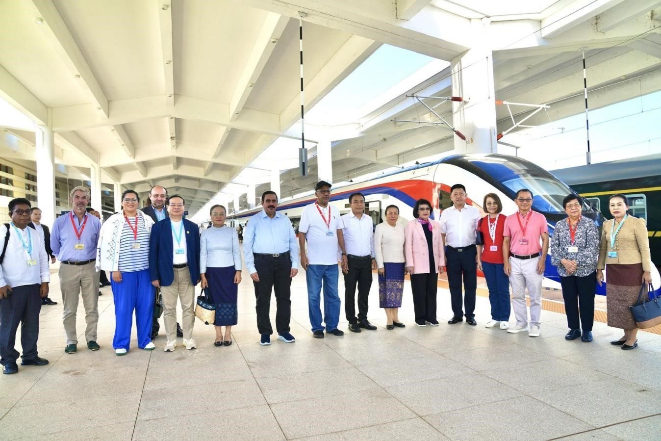 東盟議會(huì)聯(lián)盟大會(huì)代表團(tuán)與中老鐵路“瀾滄號(hào)”動(dòng)車(chē)合影留念。老中鐵路有限公司供圖