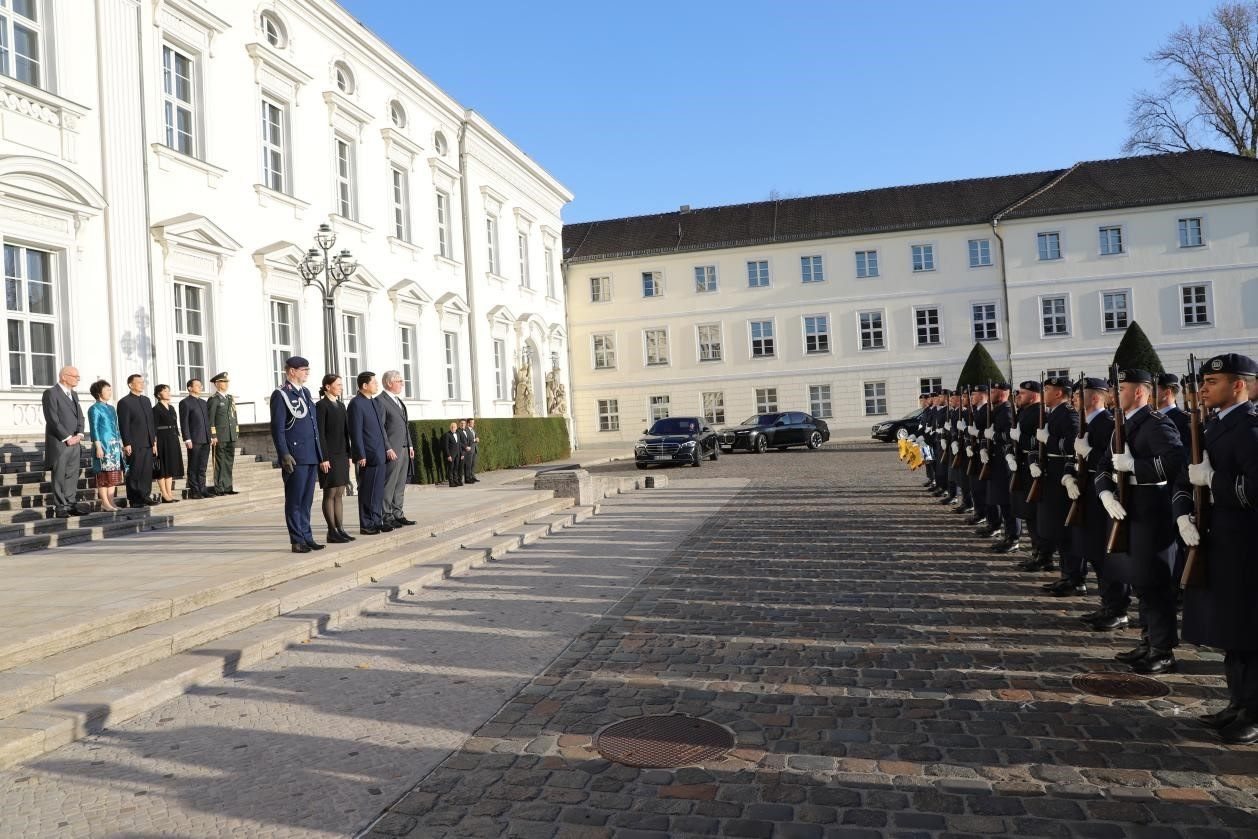 新任中國駐德國大使鄧洪波向德國總統(tǒng)施泰因邁爾遞交國書。中國駐德國大使館供圖
