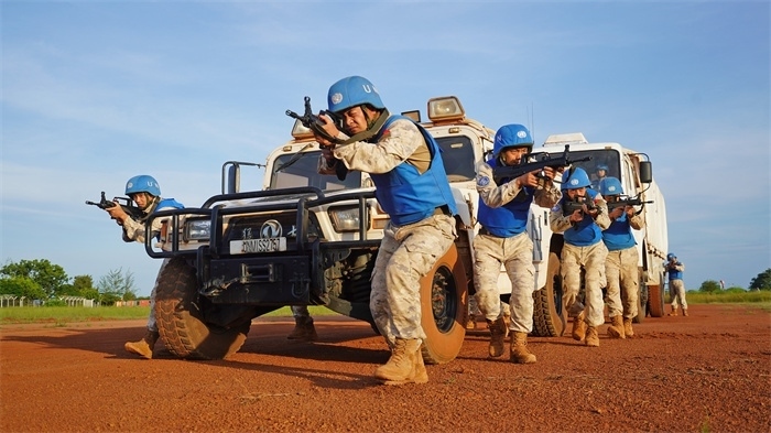 應(yīng)急分隊(duì)?wèi)?zhàn)術(shù)行進(jìn)。張洪奧攝