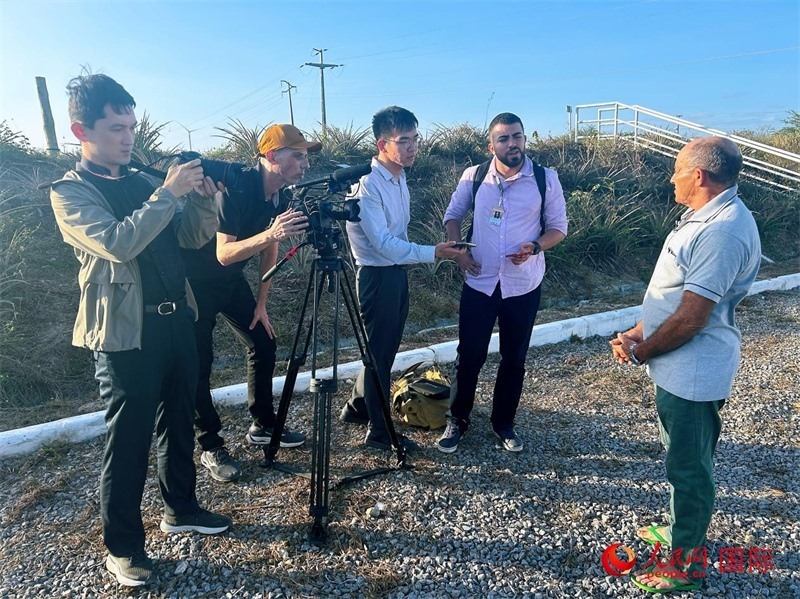 聯(lián)合采訪團(tuán)正在采訪因苦咸水淡化項(xiàng)目受益的當(dāng)?shù)孛癖?。人民網(wǎng)記者 陳一鳴攝