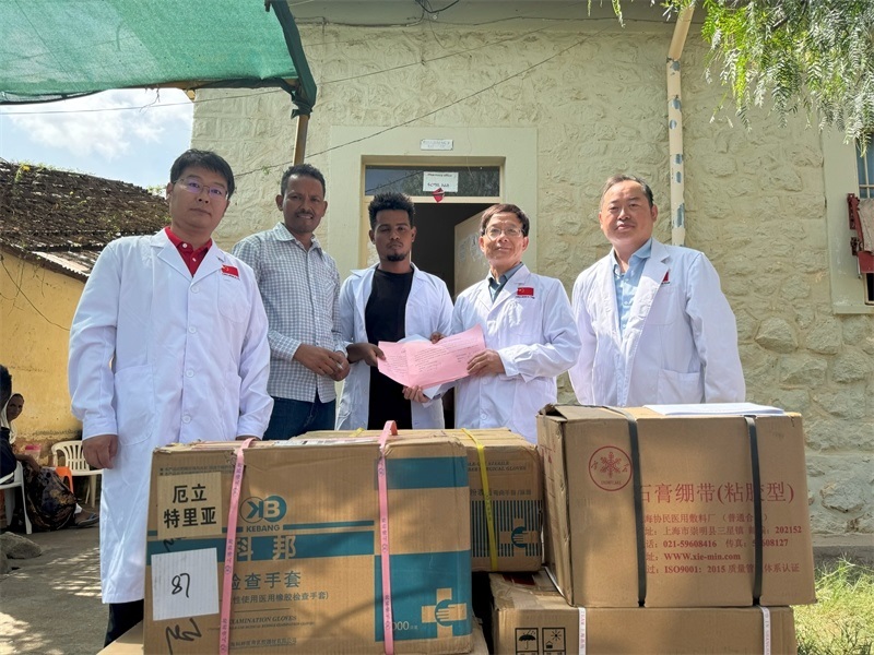 中國(guó)醫(yī)療隊(duì)向科倫醫(yī)院捐贈(zèng)藥品和醫(yī)療物資。中國(guó)第17批援厄立特里亞醫(yī)療隊(duì)供圖