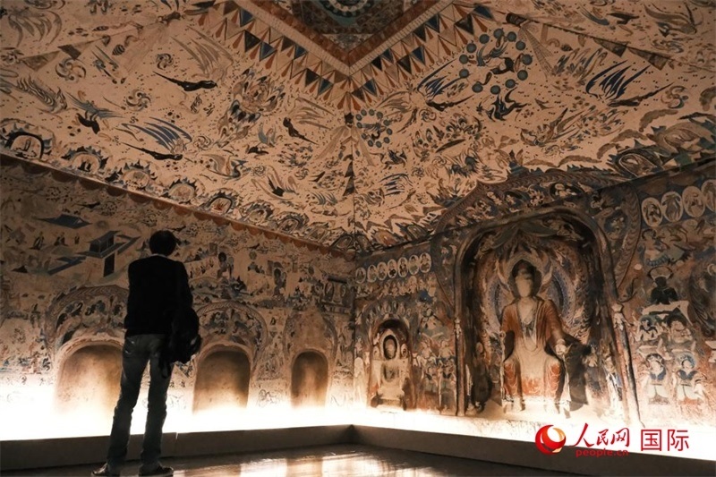 觀眾仿佛置身于數(shù)字復(fù)原的敦煌第285窟。人民網(wǎng)記者 尚凱元攝 