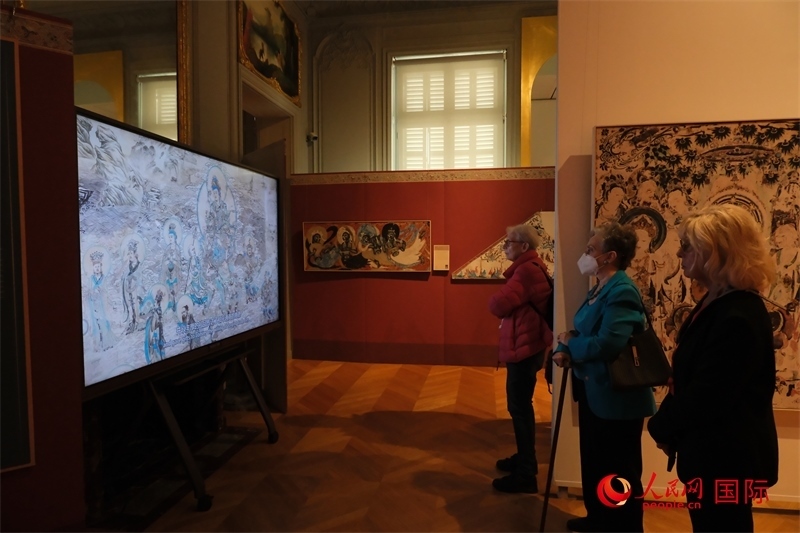 觀眾在展臺觀看錄像講解。人民網(wǎng)記者 尚凱元攝