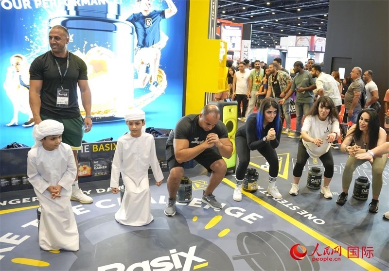 觀眾參加“蹲馬步”比賽。人民網(wǎng)中東中心分社塔里克·易卜拉欣攝