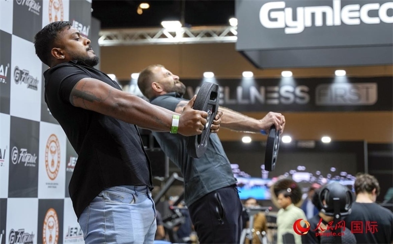 觀眾參加舉重物比賽。人民網(wǎng)中東中心分社塔里克·易卜拉欣攝