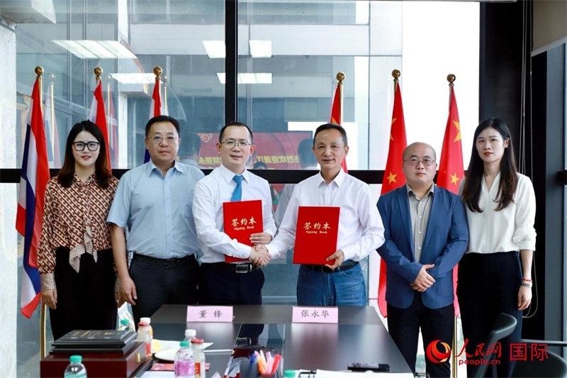 會(huì)談現(xiàn)場(chǎng)。左三為泰中僑商聯(lián)合會(huì)副主席董峰；右三為浙江大學(xué)光華法學(xué)院黨委書(shū)記張永華。人民網(wǎng)記者 簡(jiǎn)承淵攝