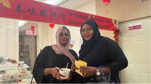 陜西涼皮+清真肉夾饃受到乍得友人歡迎。主辦方供圖