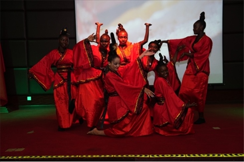 孔子學(xué)院的學(xué)生表演中國舞《昭君出塞》。主辦方供圖