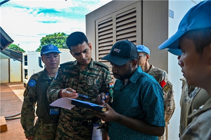 核查發(fā)電設備。鄧原淘攝