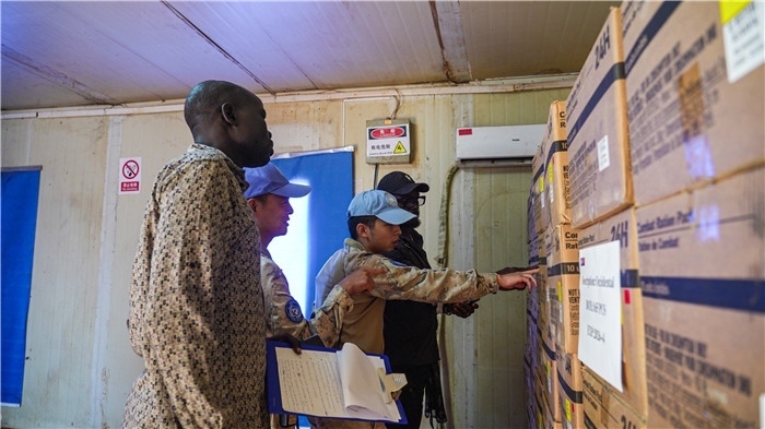 圖7.檢查給養(yǎng)物資。馬騫攝