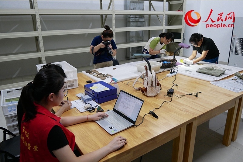 普查隊(duì)員們正在庫(kù)房?jī)?nèi)工作。人民網(wǎng)記者 韋衍行攝