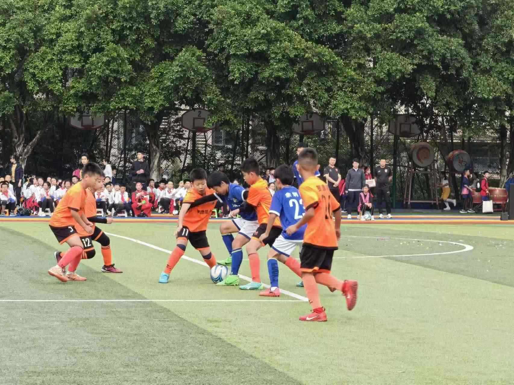 珊瑚魯能小學的學生們在進行足球比賽。 人民網(wǎng)記者 楊磊攝