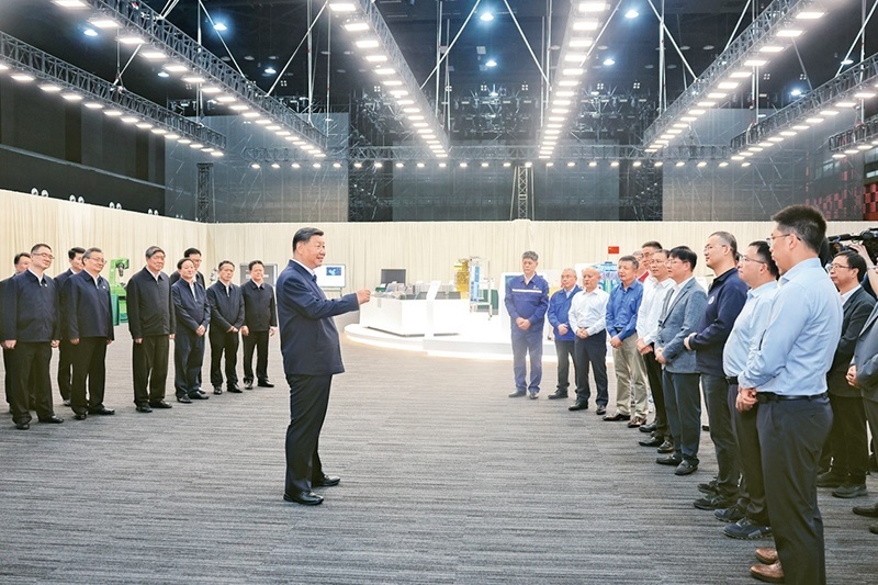 2024年10月17日至18日，中共中央總書記、國家主席、中央軍委主席習近平在安徽考察。這是17日下午，習近平在合肥濱湖科學城考察時，同現(xiàn)場科研人員和企業(yè)負責人親切交流。 新華社記者 鞠鵬/攝