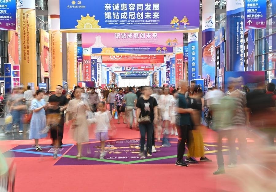 2024年9月28日，觀眾在廣西南寧市舉行的第21屆中國(guó)—東盟博覽會(huì)上參觀。新華社記者 周華 攝