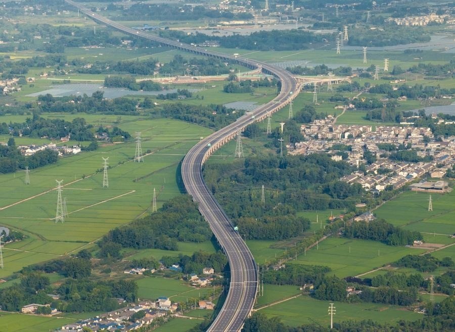 俯瞰四川天府新區(qū)至邛崍高速公路一角（2024年7月2日攝，無人機(jī)照片）。新華社記者 江宏景 攝