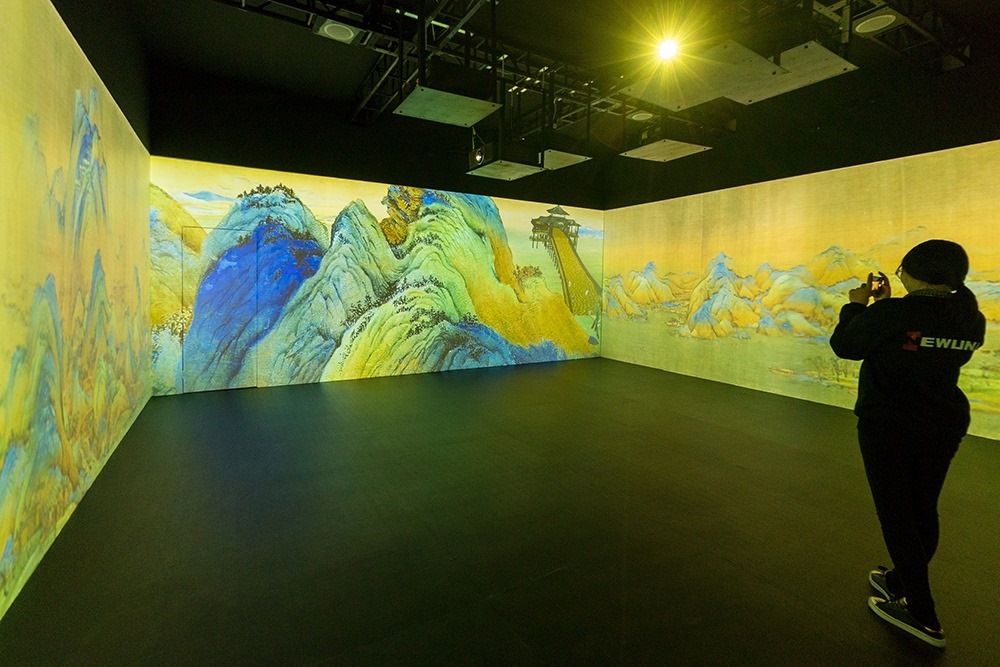 2019年1月29日，上海，市民在“千里江山圖科技藝術(shù)展”上參觀北宋名畫《千里江山圖》的AR全景展示并打卡拍照。