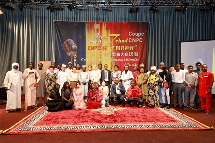 選手、評委、組委會工作人員共同與頒獎嘉賓合影。中國石油非洲公司供圖