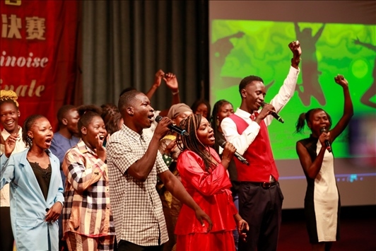 孔子學(xué)院的同學(xué)們演唱中文歌曲《明天會更好》。中國石油非洲公司供圖