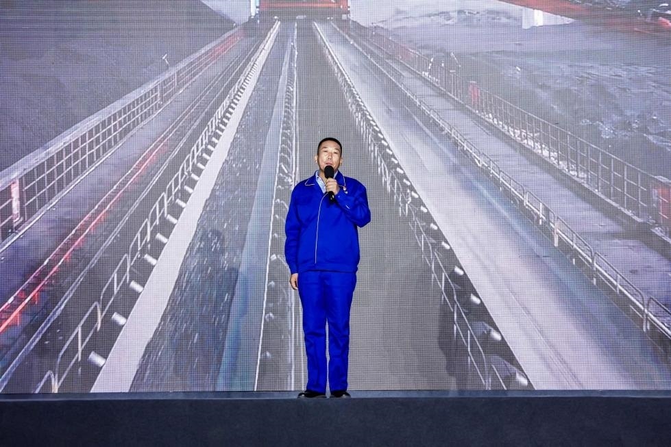 邵旭鵬在“何以中國(guó)·五星出東方”網(wǎng)絡(luò)主題宣傳活動(dòng)現(xiàn)場(chǎng)演講。人民視頻供圖