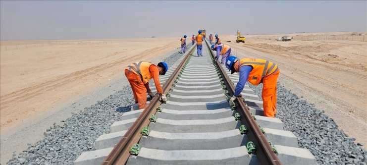 阿提哈德鐵路二期A標項目施工中。中建中東供圖