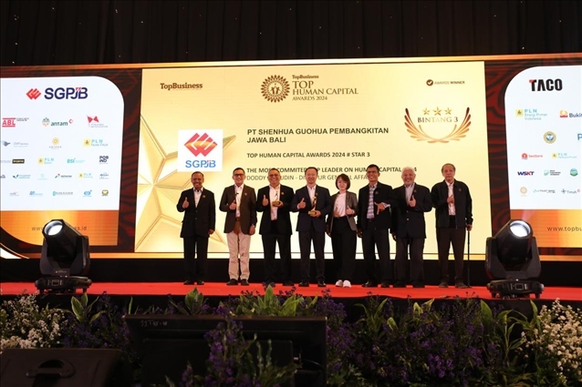 國(guó)能印尼爪哇發(fā)電公司董事長(zhǎng)趙志剛（左四）與其他獲獎(jiǎng)?wù)吆嫌?。?guó)能印尼爪哇發(fā)電公司供圖