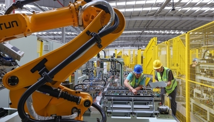 江蘇昆山，智能生產(chǎn)線上人機(jī)協(xié)同作業(yè)