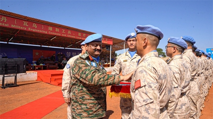 聯(lián)南蘇團(tuán)部隊(duì)司令莫漢中將為維和官兵授勛。秦貴君攝