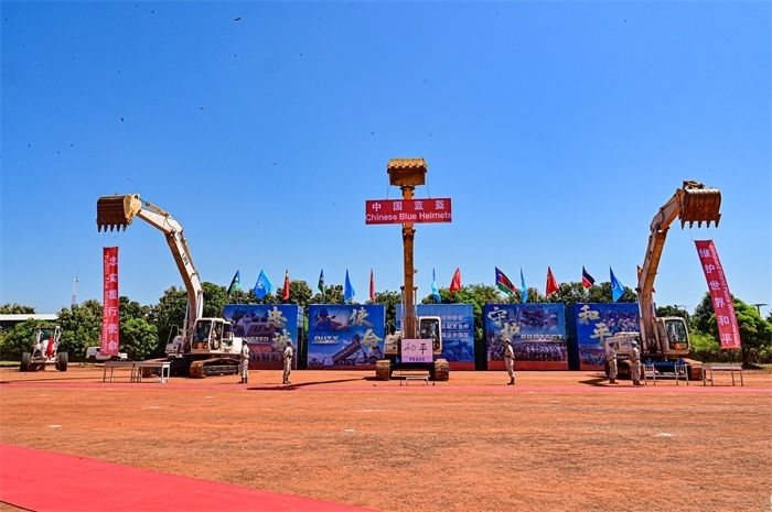 工程機(jī)械特技展示。王軍杰攝