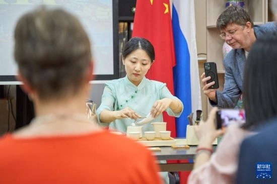 這是11月2日在俄羅斯符拉迪沃斯托克的活動現(xiàn)場拍攝的茶藝表演。新華社發(fā)（郭飛洲攝）