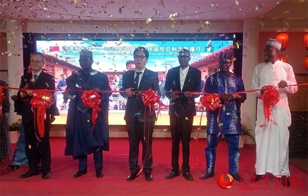 嘉賓們?yōu)橛耙曊共ピ禄顒?dòng)剪彩。人民網(wǎng)記者 姜宣攝