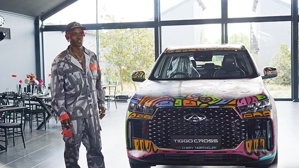 Samurai Farai和其汽車噴繪作品。人民網(wǎng) 張茜攝