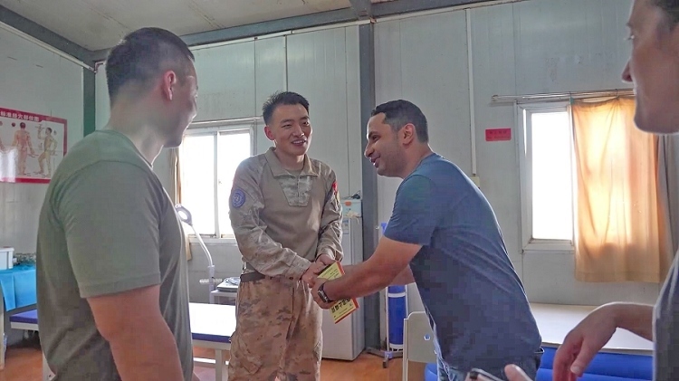 外國(guó)友人致謝。王軍杰攝